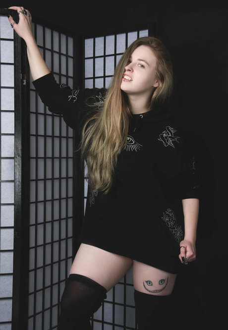 曲線美のブロンドオンリーファンズ ポルノ 写真