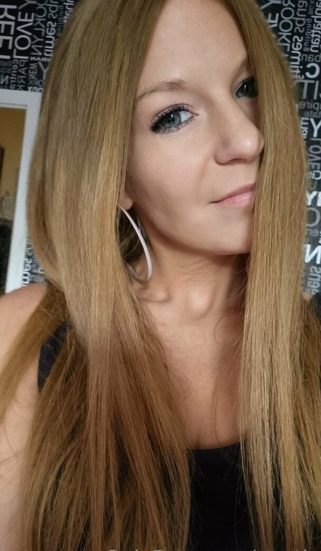 ぽっちゃりブロンドのオンリーファンズ セクシー裸 ギャラリー