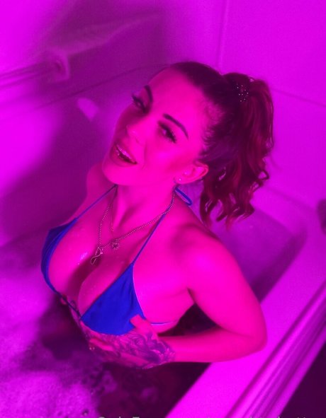 巨乳で痩せているオンリーファンズ アートポルノ 写真