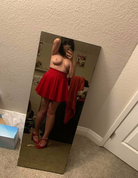 オイルを塗った巨乳オンリーファンズ ホットセックス 画像