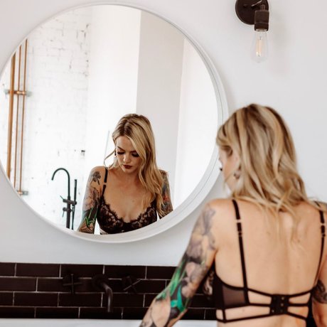 小さなおっぱいオンリーファンズ セクシー 画像