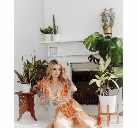 オイルを塗った巨乳オンリーファンズ ポルノグラフィック 画像