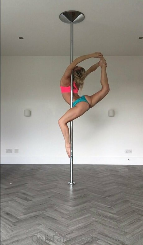 かわいいブロンドのオンリーファンズ セクシー裸 写真