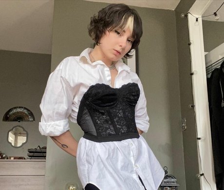 Casey Lee Williams 裸の女優 画像