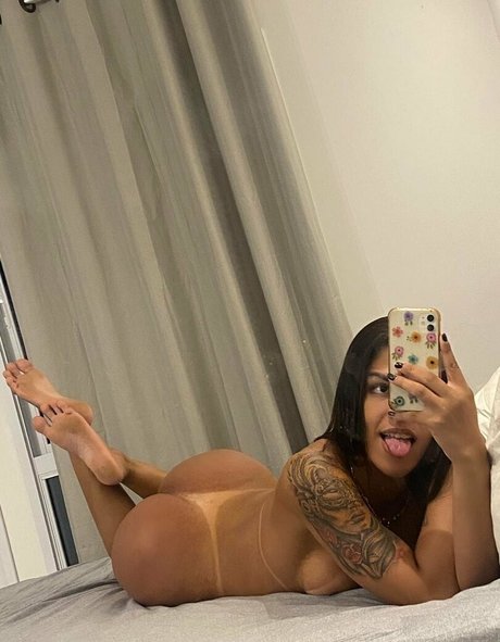 熟女の足オンリーファンズ セクシー裸 画像