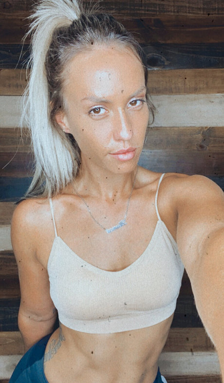 アウトドア 熟女 オンリーファンズ セクシー裸 写真