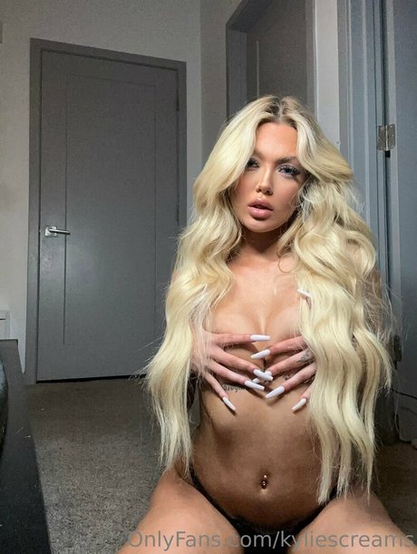 ニューハーフの乗馬オンリーファンズ セクシーヌード 写真