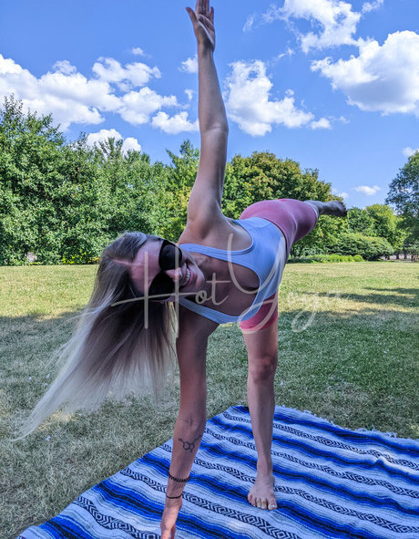 hot yoga ヌードモデル 画像