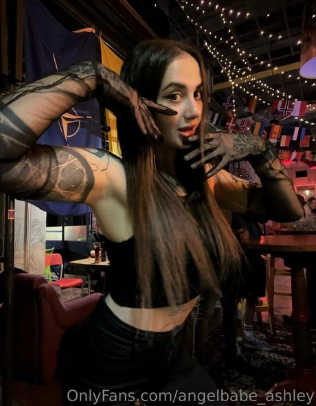 エモガールズオンリーファンズ ヌード 写真