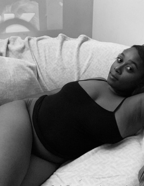 アジアン潮吹き オンリーファンズ 美しいヌード 写真