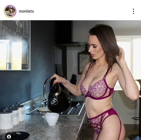 moniietx アダルトスター 写真