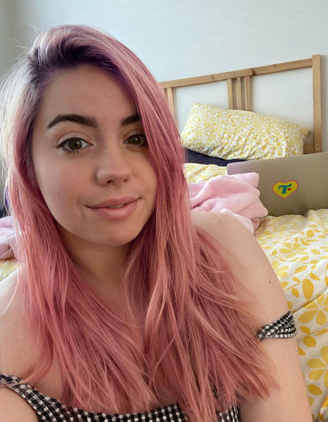 小さなおっぱいオンリーファンズ 無料セクシー 画像