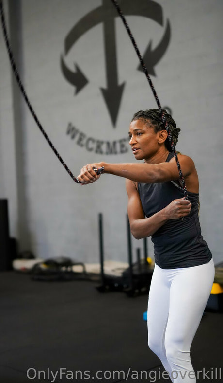 オイルを塗った巨乳オンリーファンズ HD 写真