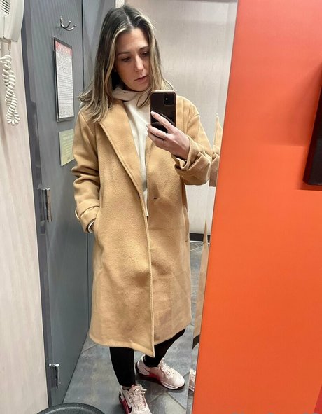 かわいいブロンドのオンリーファンズ ヌード 画像