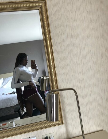 足 熟女 オンリーファンズ 無料セックス 写真