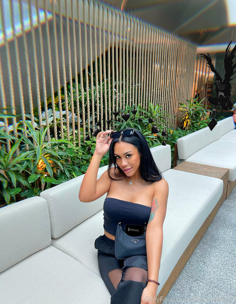 thatonegirlmikeyvlogs アートモデル 画像