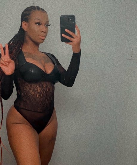 金髪の筋肉オンリーファンズ 可愛い 画像