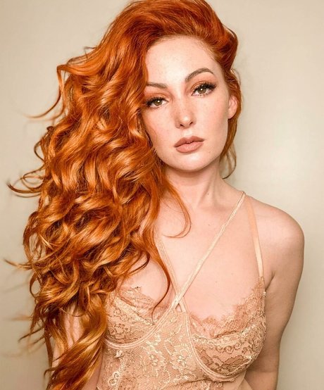 Nicole Simone アートスター 写真