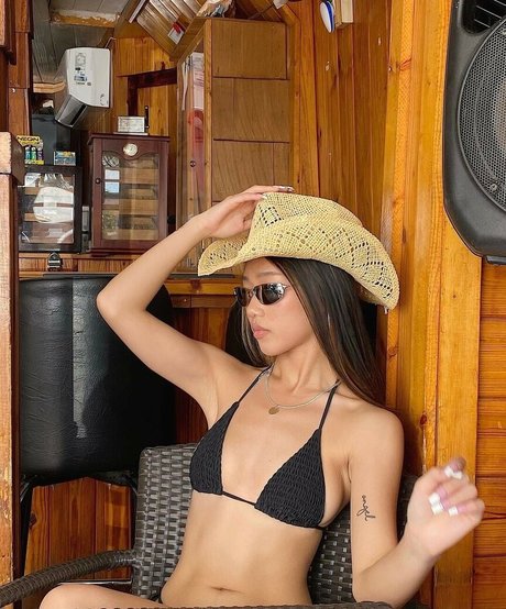 裸の女の子オンリーファンズ ポルノ ギャラリー