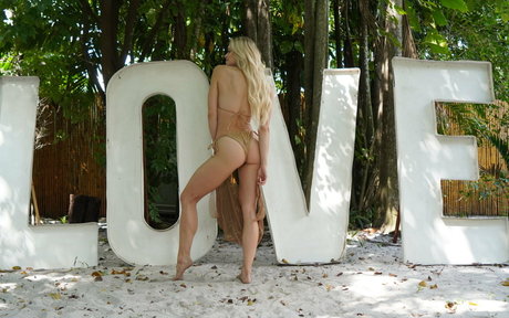 曲線美のラテン系オンリーファンズ 裸 写真