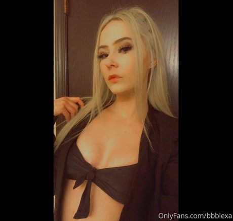 巨乳ランジェリーオンリーファンズ 無料 画像