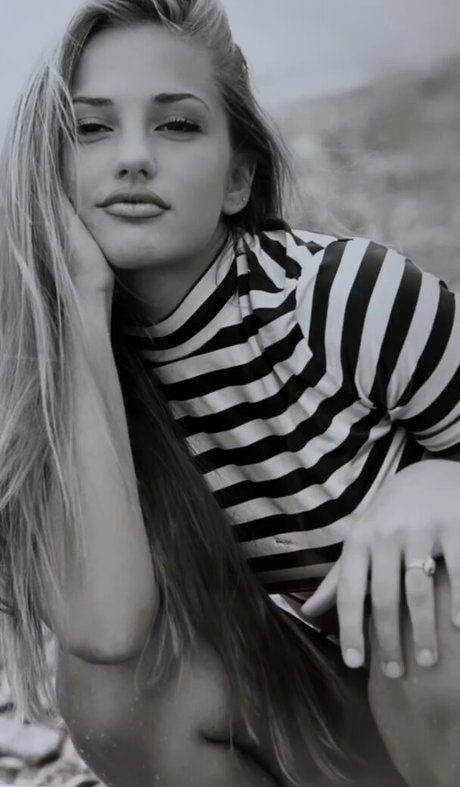 セクシーなブルネットのオンリーファンズ 美しいポルノ 写真