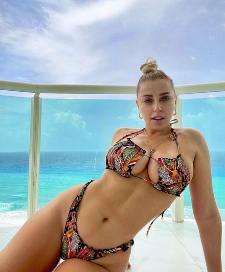 Violet Benson ホットスター 写真