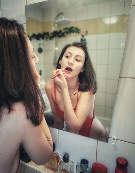 角質の女の子オンリーファンズ セクシー裸 画像