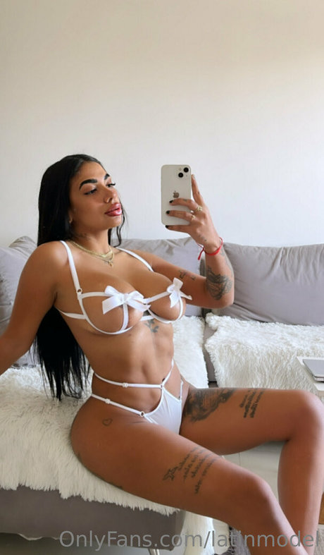 アジア人ギルフオンリーファンズ アダルト 写真