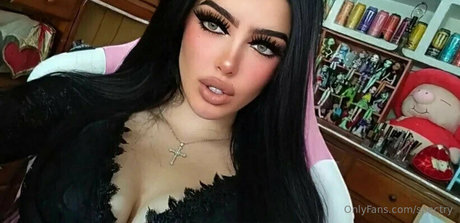 ティックトックスター オンリーファンズ ポルノグラフィック 画像