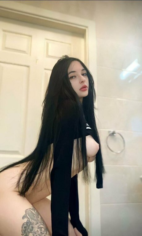 黒檀の熟女オンリーファンズ HD 写真