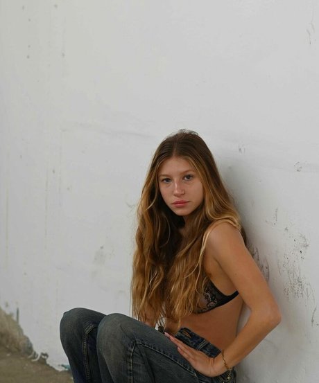 Roni Zouler スター 裸 画像