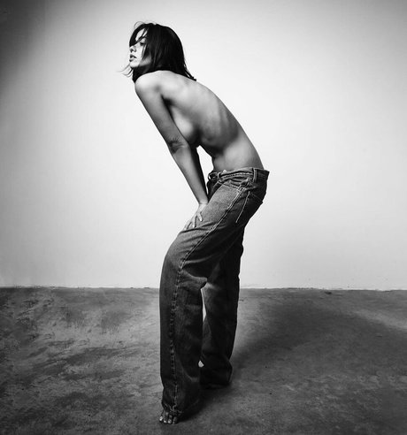 小さなおっぱいオンリーファンズ アート裸 写真