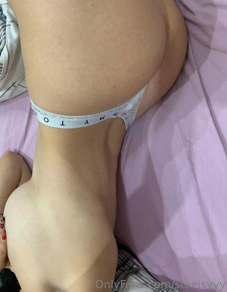 オイルを塗った巨乳オンリーファンズ アートヌード 写真