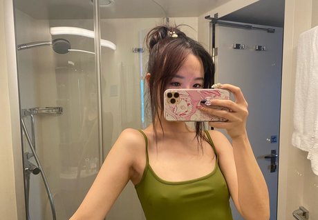 Creamroll エロティックなモデル 写真