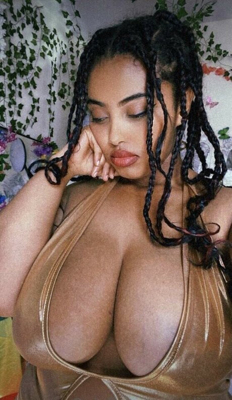 Keyiwot ポルノスター 裸 写真