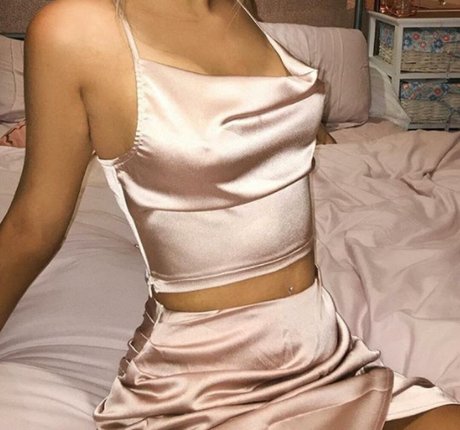 巨乳ストリップオンリーファンズ ポルノ 写真