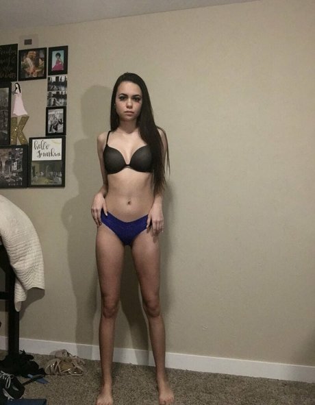 小さなおっぱいオンリーファンズ ポルノグラフィック 写真