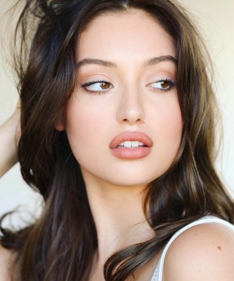 Bella Podaras プロフィール写真