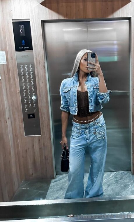 デカ尻ティーンオンリーファンズ 美しいヌード 画像