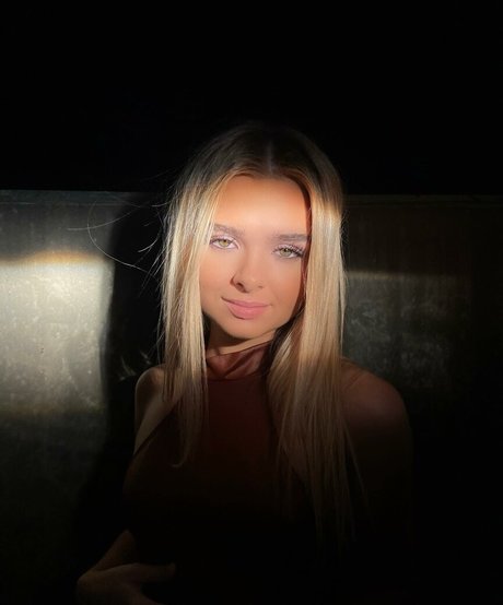 シャワー3P オンリーファンズ 美しい裸 画像