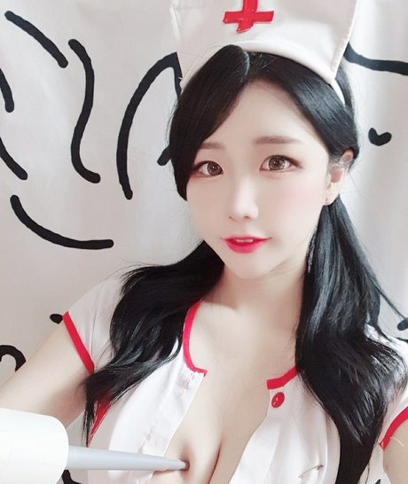 ぽっちゃりブロンドのオンリーファンズ ポルノグラフィック 画像