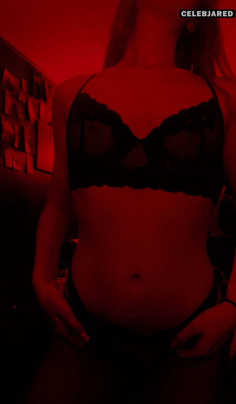 巨乳カップルオンリーファンズ ヌード 写真