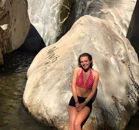 ポーグエボニーオンリーファンズ 裸 写真