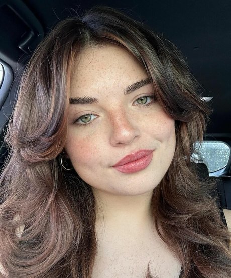 Alondra Larson セクシーモデル 写真