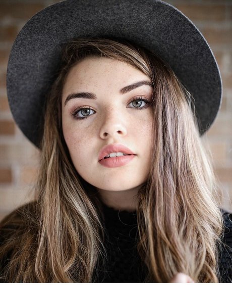 Alondra Larson 完璧なスター 写真