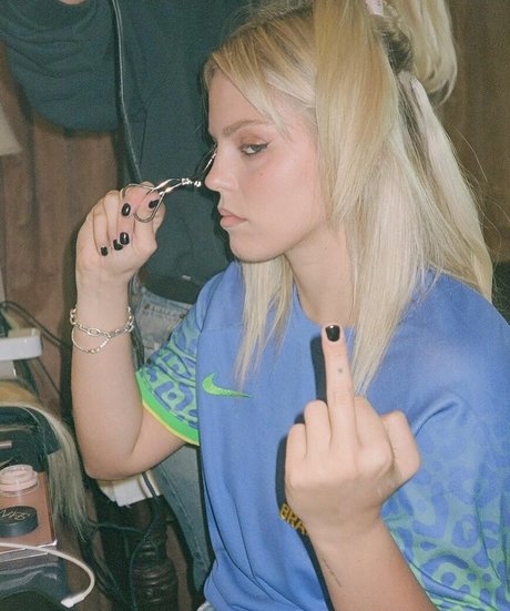 Renee Rapp ヌード女優 写真