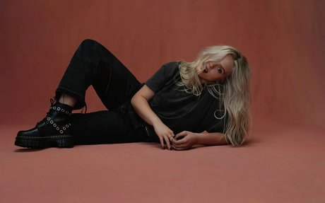 Renee Rapp 裸モデル アーカイブ