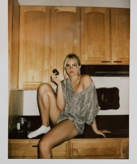 Renee Rapp 美しい女優 写真