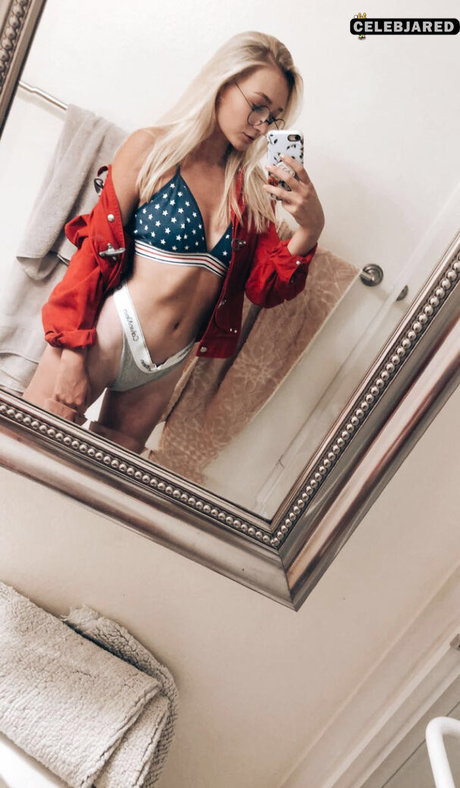 Zola Bzdek ポルノスター ヌード 写真